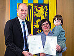 Überreichung Einbürgerungsurkunde