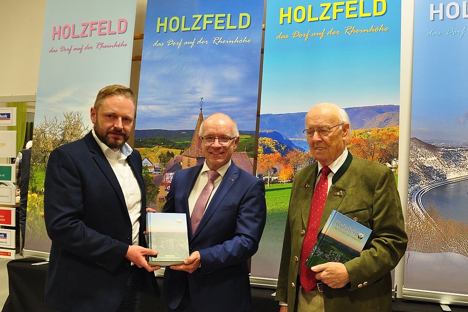 Übergabe der Holzfelder Chronik