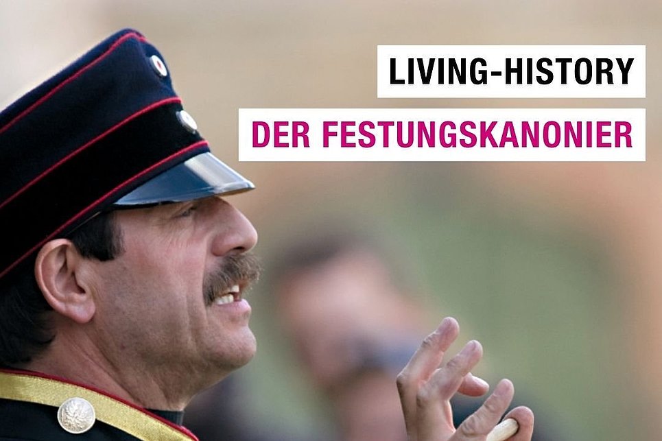 "Der Festungskanonier" erklärt euch bei seiner spannenden Waffenvorführung den Umgang mit Säbel und Bajonettflinte und deren Einsatz im Gefecht.