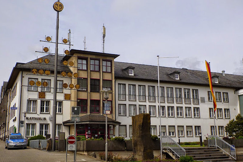 Mayens Haushaltsplan 2024: Streit um Haushaltskonsolidierung stellt Stadt vor Herausforderung