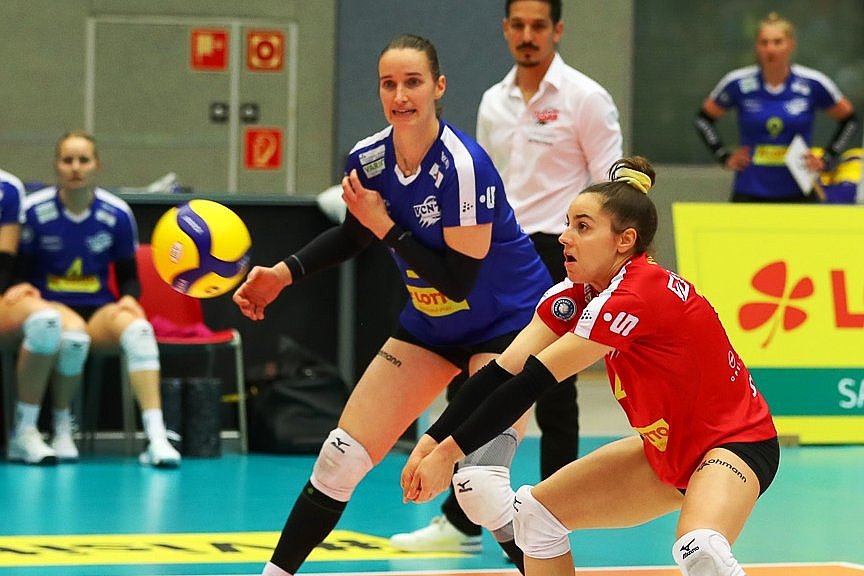 Annahme und Abwehr (Libera Klara Single und Sina Fuchs) der Deichstadtvolleys (Foto: red.) 
