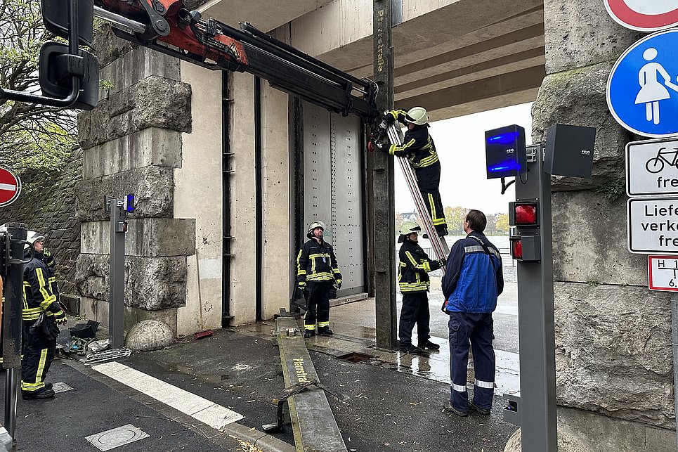 Neuwieder Feuerwehr schließt vorsorglich Deichtor