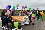 Gemeinsame Friedensaktion: Neuwieder lassen Ballons steigen
