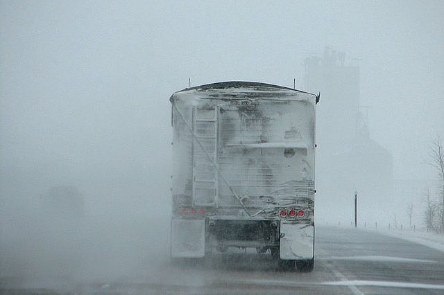 Schneefall führt zu Verkehrschaos und stundenlangen Staus auf der A61