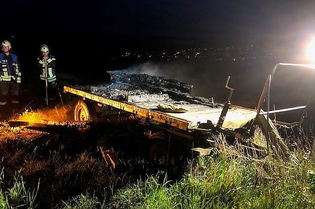 Hochsitz in Flammen: Brandstiftung auf Feld zwischen Biebernheim und Urbar