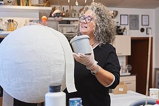In dem zweitägigen Kunst-Workshop lernen die Teilnehmer die Künstlerin und ihr Atelier in Koblenz kennen und fertigen selbst Kunstwerk à la Eva Maria Enders an.