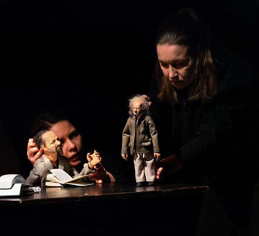 Schuld, Strafe und die menschlichen Abgründe: Bestseller "Verbrechen" auf der Koblenzer Theaterbühne