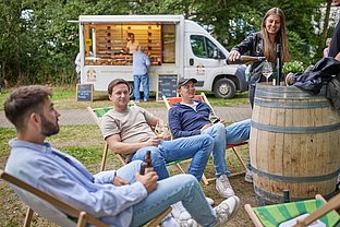 Mit dabei sind die 10 Festivalweine, alkoholfreie Erfrischungen, leckere Snacks und tanzbare Musik – bei freiem Eintritt. 