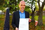 Landrat Volker Boch mit dem Förderbescheid
