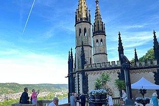90 Minuten vor dem Konzert wird eine Führung angeboten; in der Konzertpause gibt es einen Weinausschank.
