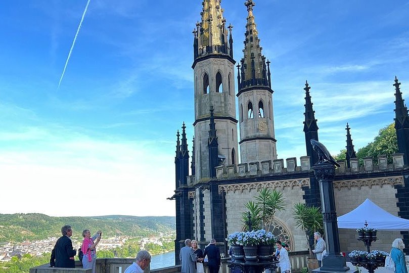 90 Minuten vor dem Konzert wird eine Führung angeboten; in der Konzertpause gibt es einen Weinausschank.
