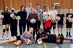 "So habe ich auch angefangen ...“ Gruppenbild mit Profis: Seit ein paar Wochen gibt es immer mehr Zulauf in der Volleyball-AG des Werner-Heisenberg-Gymnasiums. (Foto: red.) 