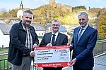 Von links: Ortbürgermeister Torsten Zilles, Landrat Dr. Alexander Saftig und Karl-Josef Esch als Vorstandvorsitzender der Kreissparkasse Mayen.