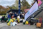 Teilnehmer der Aktion um Säcke voller Müll