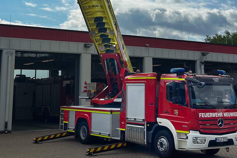 THW und Feuerwehr Neuwied präsentieren Krisenprävention und Notfallmaßnahmen beim Sicherheitstag