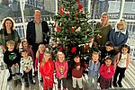 Kindergartenkinder schmücken Weihnachtsbäume des Rathauses Mendig