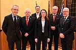 Landrätin Cornelia Weigand überreicht Ehrennadel
