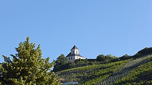 Ein Besuch dieser außergewöhnlichen Kapelle kann mit zu den schönsten Erlebnissen der Moselregion gerechnet werden.
