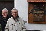 Ein Stück Ortsgeschichte ist zurück: Sinnspruch kehrt zurück auf den Friedhof Lay