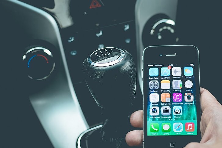 Handy beim Autofahren: Welche Folgen das haben kann