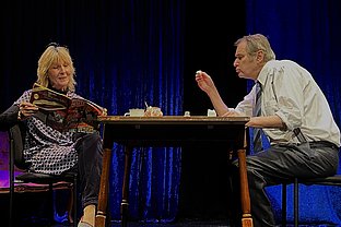 Ein Fest der Komik: Loriots beste Sketche bringen Lahnsteins Theater erneut zum Beben