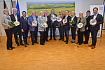Preisträger erhalten Wappenteller