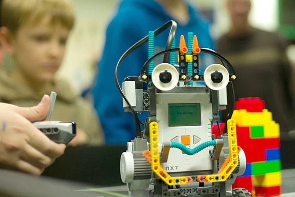 Die Besucher erwarten Shows, Vorträge, Ausstellungen und Vorführungen zu Themen aus Wissenschaft und Technologie.
