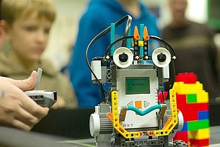 Die Besucher erwarten Shows, Vorträge, Ausstellungen und Vorführungen zu Themen aus Wissenschaft und Technologie.