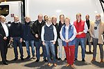 Bürgermeisterin Mohrs (4. vr.) mit dem Werkausschuss vor dem neuen Müllfahrzeug