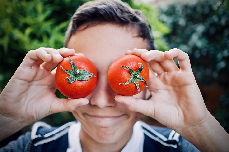 Symbolbild: Jugendlicher mit Tomaten vor den Augen
