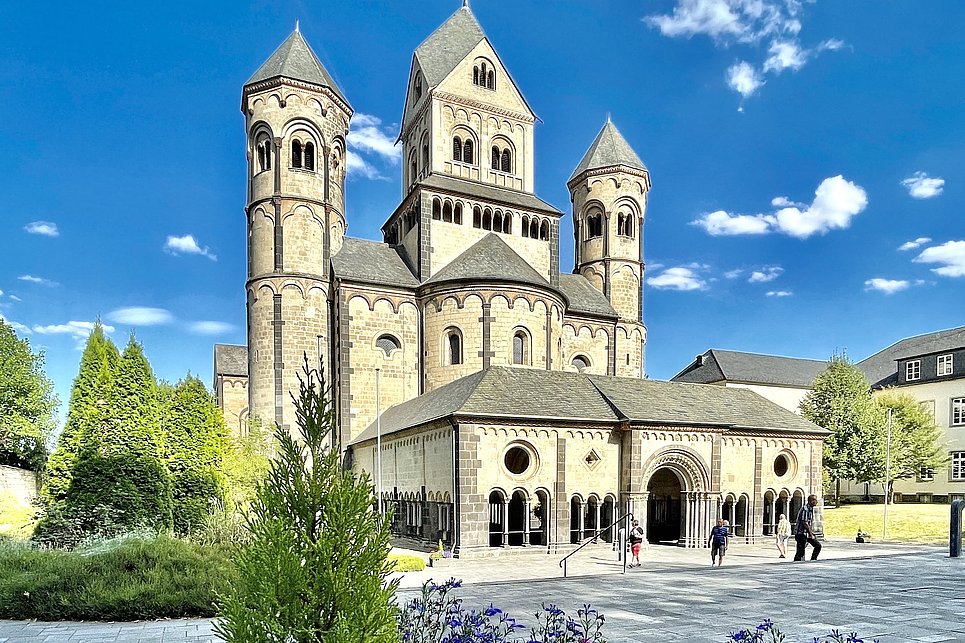 Führungen über das Klostergelände Maria Laach jeden Sonntag im Mai und Juni