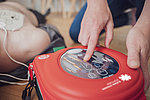 Auch in 2024 gegen Herztode: 50 weitere Defibrillatoren für Fußballer