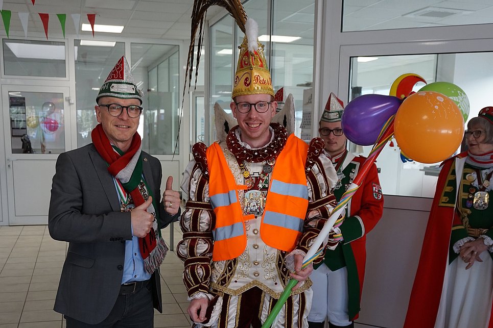 Prinz Peter IV. mit Gefolge ehren neuen Betriebshof mit Besuch