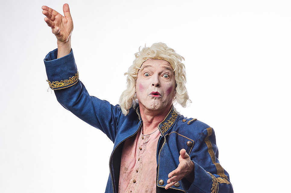 Das NN Theater Köln begibt sich am Montag, den 10. Juli, um 20.15 Uhr mit „Molière“ zu den Rommersdorfer Festspielen. 