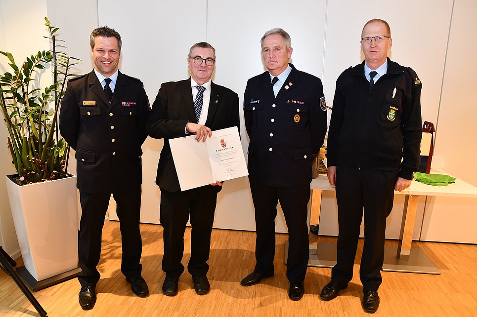 Landrat Dr. Saftig mit Ehrennadel der Jugendfeuerwehr ausgezeichnet