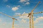 Kran stürzt auf Firmengebäude - Arbeiter verletzt, 700.000 EUR Schaden