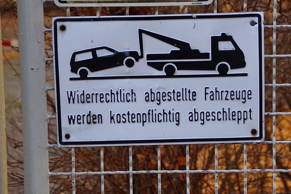 Wer trägt die Abschleppkosten bei verblichenem Parkausweis?