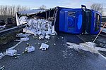B262 bei Mayen: Mit Wein beladener LKW umgekippt – Sechsstelliger Schaden