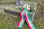 Blumengesteck am Mahnmal