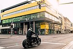 Motorradfahrer vor dem ADAC