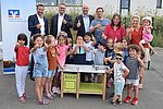 Freuen sich darüber, die ersten Spielgeräte auszuliefern (vl.): David Ackermann von der DZ Privatbank, Leiter Private Banking der Volksbank RheinAhrEifel Christian Süß und Stiftungsmanager Christof Bürger, überreichten Stefan Ibs (Leiter Kiga) den Kindergärtnerinnen und Kindern die erste Matschküche. (Foto: Volksbank RheinAhrEifel eG)
