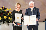 Bundespräsident Frank-Walter Steinmeier verleiht Ministerpräsidentin Malu Dreyer das Bundesverdienstkreuz.