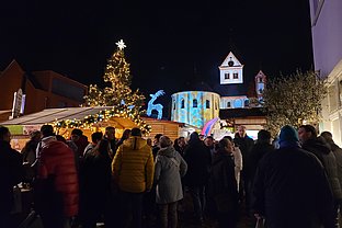 Fröhliche Menschenmengen auf dem Bendorfer Weihnachtsmarkt